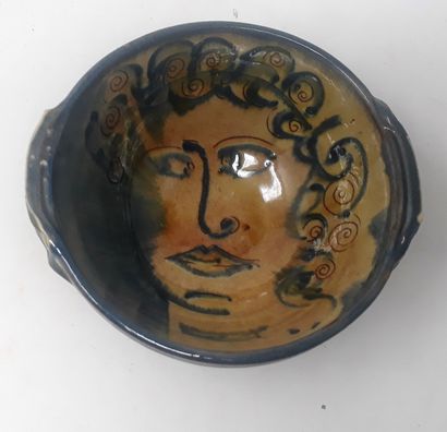 null FRESNAIS François

Earthenware bowl with face decoration, located in hollow...