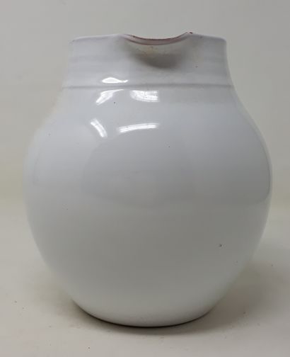 null School Xxe century

Set of two earthenware jugs:

- White earthenware pitcher,...