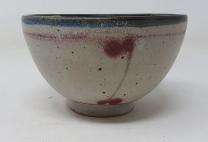 null SCHUSTER R.

Stoneware bowl with red vegetal decoration, stamped and n°179 under...