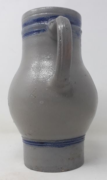 null School Xxe century

Baluster-shaped pitcher in grey and blue stoneware

H.:...