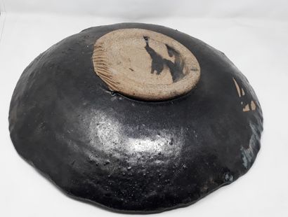 null School Xth century

Stoneware bowl with black, blue and pinkish beige glaze

Diam:...