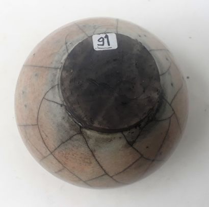  FIVET P. 
Bowl in pink stoneware, monogrammed in hollow 
Diameter: 10,5; H.: 8,5...