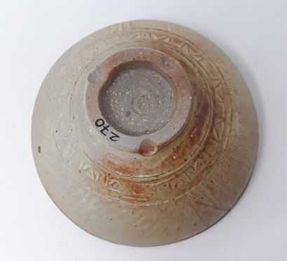 null FISH Cecile

Stoneware bowl with incised decoration, stamp and n° 270 under...