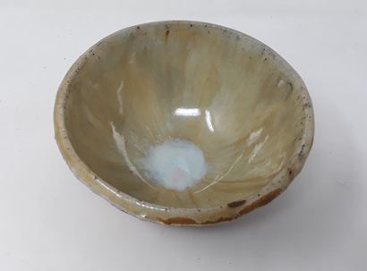 null PAGES-LINDNER Nicole

Stoneware bowl with beige glaze inside and incised decoration...