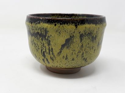 null CRESTON Nicole

Stoneware bowl with green and black glaze, monogrammed and n°69...