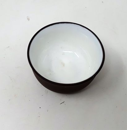  CHINA 
White and brown porcelain drinking bowl, modern, n°342 
Diam: 6; H: 3 cm