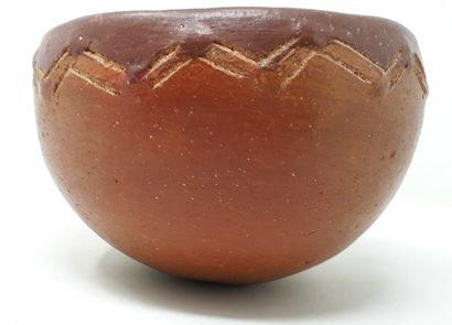 null CAMEROON

Earthenware salad bowl with incised decoration of zigzags, n°368 under...