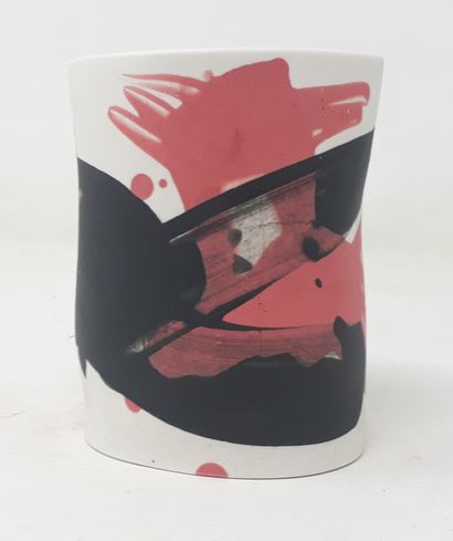  ROCHINA Alicia 
Pot en porcelaine à décor abstrait rose et noir, n°374 
Diam.: 7,5;...