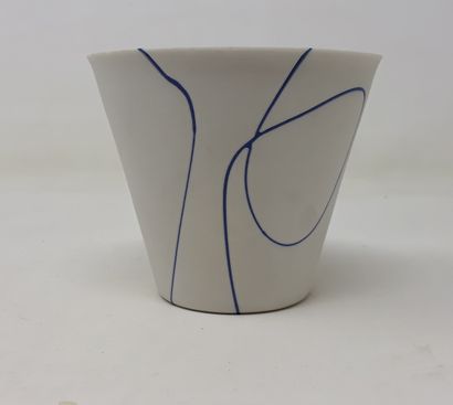  GREGOR Frans 
White porcelain bowl decorated with blue lines, n°305 under heel 
Diameter:...