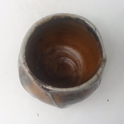 null SCHLOESSING K.

Stoneware bowl with brown decoration, stamped in hollow and...