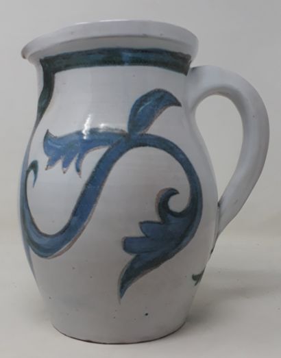  School Xxe century 
Set of two earthenware pitchers: 
- Earthenware pitcher decorated...
