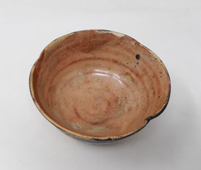 null WETTASINGHE Dayanath

Stoneware bowl with black decoration, signed in hollow...