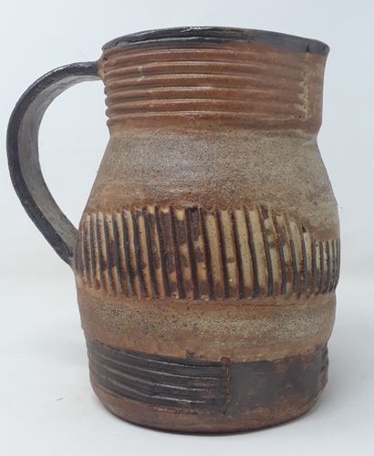  School Xth century 
Brown stoneware pitcher with pinched spout and incised decoration,...
