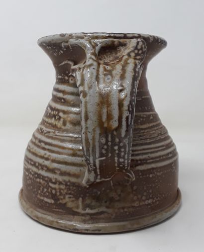null School Xth century

Brown stoneware pitcher with pinched spout and stripes decoration

H.:...