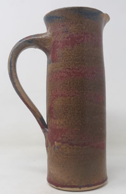 null School Xxe century

Straight stoneware pitcher with red and blue decoration

H.:...