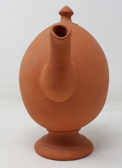  School Xxe century 
Decorative object "Teapot" in terra cotta 
H.: 18,5 cm