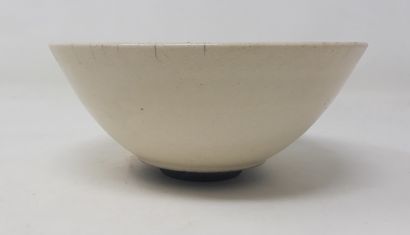 null DELANGHE Rudie

Stoneware bowl with white glaze, signed and dated 1992 in hollow

Diameter:...