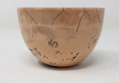 null VARLET R.

Stoneware bowl of raku type with pink cover, n°96 under heel

Diameter:...