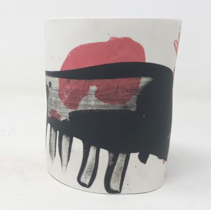  ROCHINA Alicia 
Pot en porcelaine à décor abstrait rose et noir, n°374 
Diam.: 7,5;...