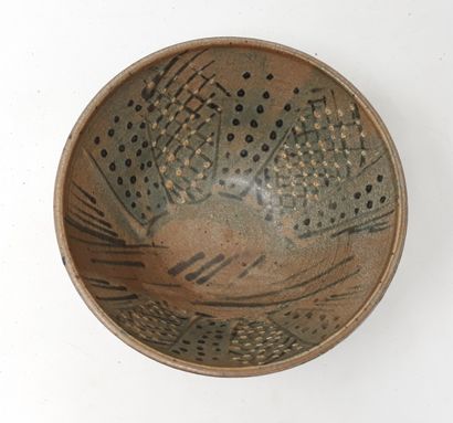  DAVOUDJIAN André 
Stoneware bowl with geometric decoration on a brown background,...
