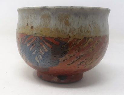 null KRAUSE Helga

Stoneware bowl with red and blue decoration, mark and n°165 under...