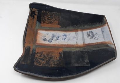  School Xth century 
Stoneware dish with black, brown and white glaze, signed in...