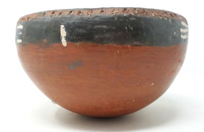 null ALGERIA

Earthenware salad bowl with black and white decoration, n°359 under...