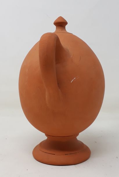  School Xxe century 
Decorative object "Teapot" in terra cotta 
H.: 18,5 cm