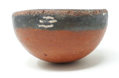  ALGERIA 
Earthenware salad bowl with black and white decoration, n°359 under heel...