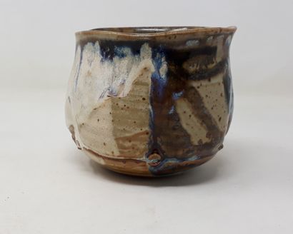null GAUCHOT Yvon

Stoneware pot with blue and brown decoration, stamp in hollow...