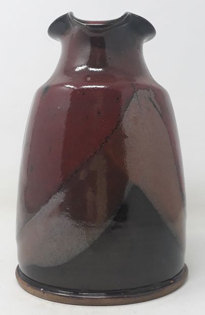 null School Xxe century

Stoneware cloche pitcher with red, ochre, brown and black...