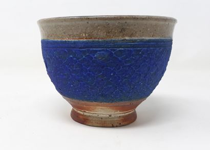  KUNZE Ch. & M. 
Stoneware bowl decorated with a powder blue band, n°232 under heel...