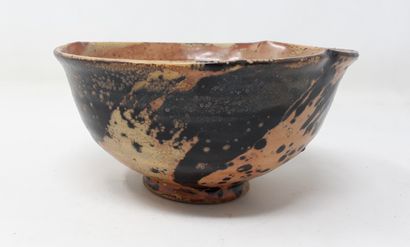 null WETTASINGHE Dayanath

Stoneware bowl with black decoration, signed in hollow...