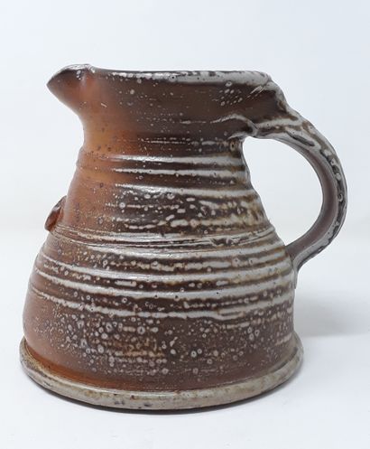 null School Xth century

Brown stoneware pitcher with pinched spout and stripes decoration

H.:...