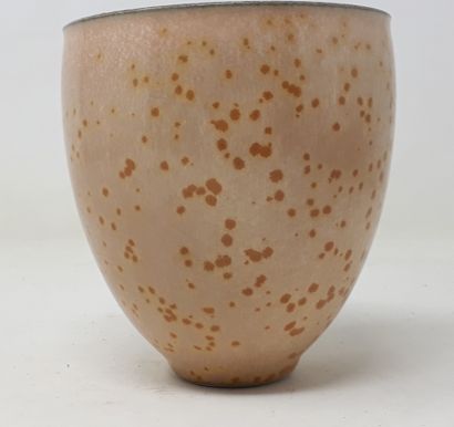  DUROSELLE Xavier 
Bowl in pink speckled porcelain, n°190 under heel 
Diam: 10; H:...