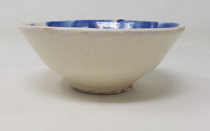 null PRESCIA (Spain)

Earthenware bowl with blue decoration, n°257 under heel

Diam:...
