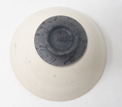 null DELANGHE Rudie

Stoneware bowl with white glaze, signed and dated 1992 in hollow

Diameter:...