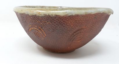 null PAGES-LINDNER Nicole

Stoneware bowl with beige glaze inside and incised decoration...