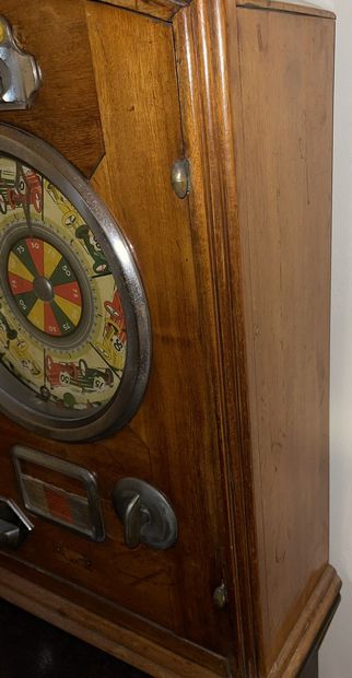 null 
Natural wood slot machine "Le Montlhery" (without key)




Circa 1930




68,5...