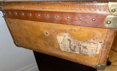 null Louis Vuitton - Leather trunk with wooden reinforcements, label "70 Champs Elysées...