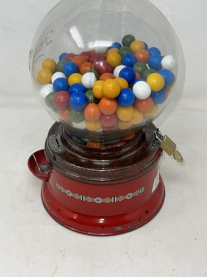 null Red and green lacquered metal gumball dispenser, Ford

20th century

H.: 30...
