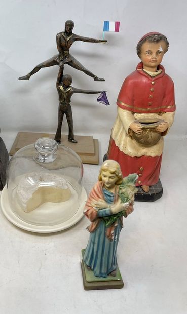 null Lot of various trinkets including:

- cheese bell in glass 

- earthenware plate,...