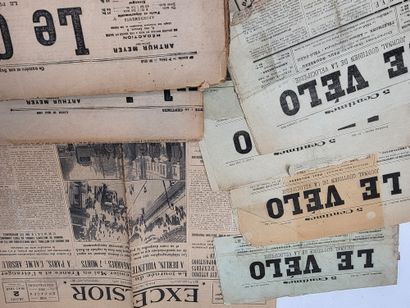  Dans une enveloppe, lot de journaux anciens: 
- "le Vélo", 1893 
- "L'Excelsior",...
