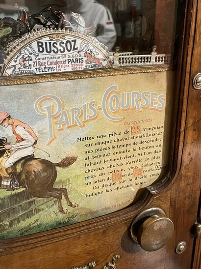 null 
Machine à sous en noyer "Paris Course", Bussoz (avec sa clef)




Vers 1910




76...