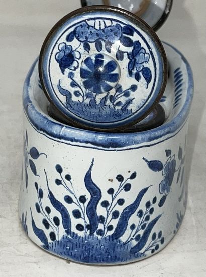 null Lot including:

- an earthenware inkwell with blue camaieu decoration of a bird...