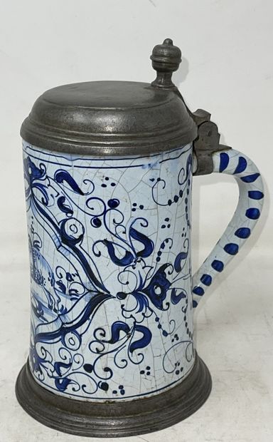 null 
Lot of two mugs including:




- earthenware mug with blue camaieu decoration...