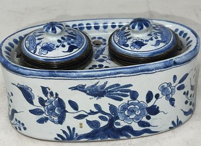 null Lot including:

- an earthenware inkwell with blue camaieu decoration of a bird...