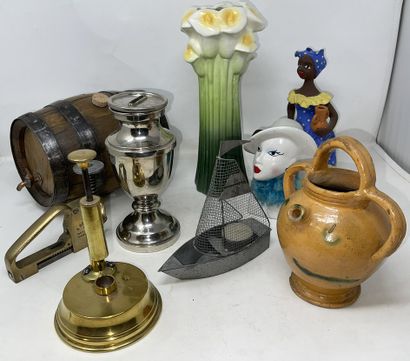 null Lot of various trinkets including:

- ceramic vase "bouquet of daffodils" (accidents)

-...