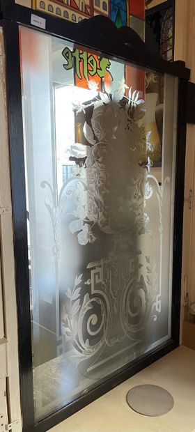 Deux vitres gravées à décor de vase fleuri...