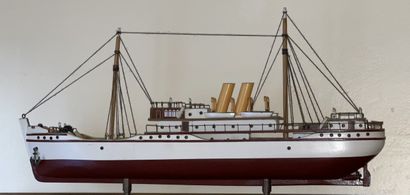 null Lot of four models of boats including:

- steamer on its ber, French flag, sheet...